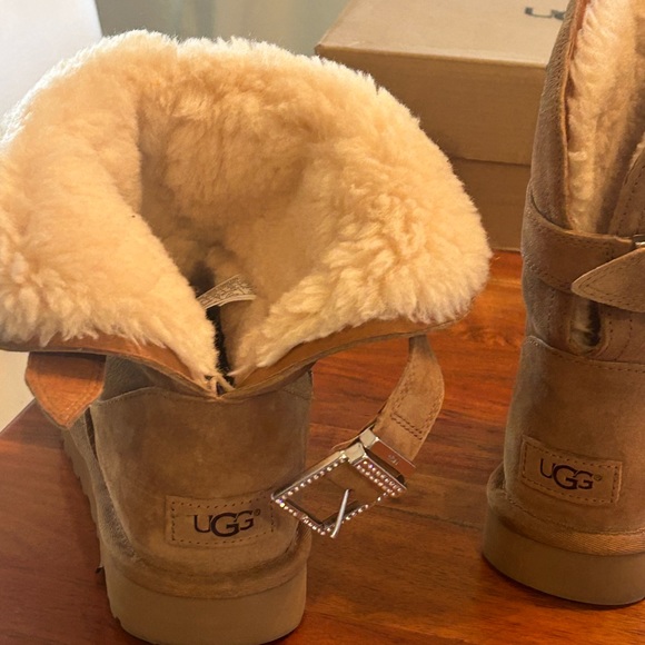FLASH SALE🔥Ugg Remora*Nearly New** Buckle rhinestone sheepskin boots - Picture 6 of 13